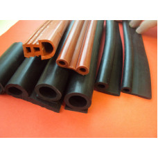Sealing rubber profile for gates